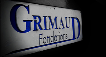 Plaque illustrant le logo Grimaud